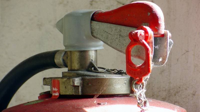 Mantenimiento y recarga de extintor multipropósito